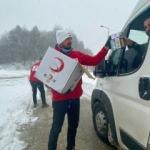 Kar nedeniyle yolda kalan sürücülerin yardımına Türk Kızılay yetişti