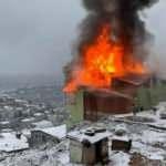 Üsküdar'da 3 katlı binanın çatısı alev alev yandı