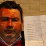 Uyurken dehşeti yaşadı! Kardeşi yüzüne yanıcı madde döktü