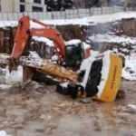 Ataşehir'de iş makinesi su dolu &ccedil;ukura d&uuml;şt&uuml;: Operat&ouml;r&uuml;n cansız bedenine ulaşıldı!