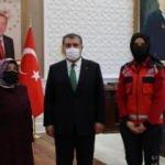 Bakan Koca, enkazdan kurtarılan Azize Çelik ve UMKE gönüllüsü Emine Kuştepe'yi kabul etti