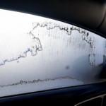 Camdaki buz zahmetsizce nasıl temizlenir? Araç camları buğu yapıyorsa çözümü çok basit!