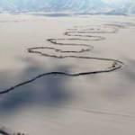 Hakkari&rsquo;de kar altındaki menderesler g&ouml;renleri b&uuml;y&uuml;l&uuml;yor