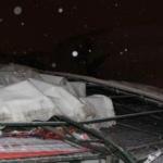 Halı sahanın &ccedil;atısı kardan &ccedil;&ouml;kt&uuml;