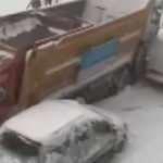 İBB'ye ait  kar küreme ve tuzlama aracı duramadı, araçları biçti 
