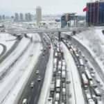 Kar İstanbul'u esir aldı, yüzlerce araç mahsur kaldı