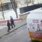 Kar topu atan &ccedil;ocuklar kendilerine kızan  şof&ouml;r&uuml; bı&ccedil;akladı