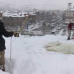 Kar yağınca ortaya &ccedil;ıkan meslekler: Ekmeklerini &ccedil;atıdan &ccedil;ıkarıyorlar