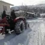 Malatya&rsquo;da iki kardeş kardan kapanan yollar i&ccedil;in kolları sıvadı 
