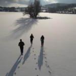 Bursa&rsquo;da donmuş g&ouml;l&uuml;n &uuml;zerinde kahvaltı yapıp, halay &ccedil;ektiler