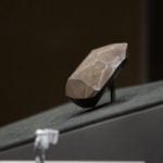 D&uuml;nyanın 555,55 karatlık en b&uuml;y&uuml;k siyah elması a&ccedil;ık arttırmayla satışa sunuldu