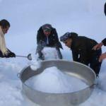 4. Kar Festivali'nde t&uuml;rk&uuml;c&uuml; Aydın Aydın, kar suyu ile enerji i&ccedil;eceğini tanıttı