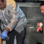 Annesini &ouml;ld&uuml;r&uuml;p kız kardeşini yaraladı: Gelen polise bı&ccedil;ak fırlattı, 'şeytan &ccedil;ıktı' dedi!