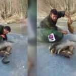 Erzincan&rsquo;da dondurucu soğuğa aldırış etmeden buz altından elle balık &ccedil;ıkarıyor