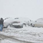 Hakkari&rsquo;de kar sonrası zincirleme kaza! 8 ara&ccedil; birbirine &ccedil;arparak durabildi