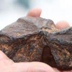 Hakkarili &ccedil;ift&ccedil;i tarlasında buldu, g&ouml;ktaşı olup olmadığını araştırıyor   