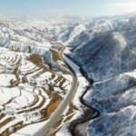 Hizan&rsquo;ın bir tarafı yaz bir tarafı kış olan dağları g&ouml;rsel ş&ouml;len oluşturuyor