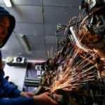 Hurda otomobil par&ccedil;alarını sanat eserine &ccedil;eviriyor!