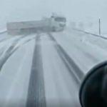 Konya'da yoğun kar yağışı sebebiyle kayan TIR trafiği fel&ccedil; etti