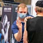 Koronavir&uuml;s salgınında bir ilk: Aşılama programını sonlandırıyorlar!