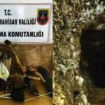 Afyonkarahisar&rsquo;da defineciler kazdıkları 11 metrelik &ccedil;ukurda su&ccedil;&uuml;st&uuml; yakalandılar!