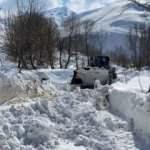 Hakkari&rsquo;de kar m&uuml;cadelesi, 7 metreyi bulan karda yol a&ccedil;ma &ccedil;alışması