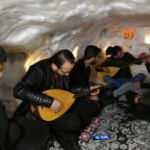 Hakkari&rsquo;de 20 metre uzunluğundaki kar t&uuml;nelinde m&uuml;zik ve &ccedil;ay ziyafeti 