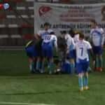 Halı sahada futbol oynarken kalp krizi geçirdi