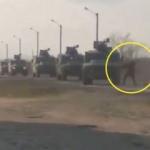 Ukraynalı bir sivil tek başına işgalci Rus konvoyuna karşı geldi!