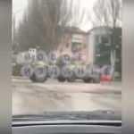 Ülkesine giren Rus askerî araçlarının önünde böyle durdu