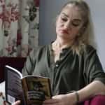 2 yaşındayken felç geçirdi, yıllarca sırtında taşıyan babası için kitap yazdı