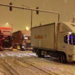 Yoğun kar yağışı yüzünden bu illerde ulaşım durdu 