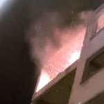 Silivri'de 5 katlı binada yangın: Kopan par&ccedil;alar otomobillere zarar verdi