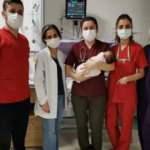 30 günlük koronavirüs hastası bebek yaşam mücadelesini kazandı