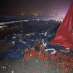 Afyonkarahisar&rsquo;da TIR devrildi! Tonlarca domates yola savruldu   