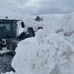 Hakkari&rsquo;de 2 bin 800 rakımda karla m&uuml;cadele s&uuml;r&uuml;yor