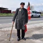 Babaannesi vasiyet etti! 68 yaşında elinde bastonuyla İzmir'den &Ccedil;anakkale'ye y&uuml;r&uuml;yor