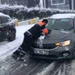 İstanbullu bunu da g&ouml;rd&uuml;! İBB yetkilisi 'Ekipler hizmette sınır tanımıyor' diye paylaştı