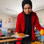 &Ouml;ğrencileri i&ccedil;in sınıf sobasında pizza ve hamburger hazırlıyorlar