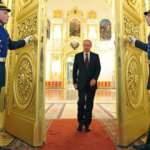 Putin yürürken sağ kolunu neden sabit tutuyor?