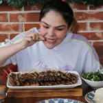 Denizli&rsquo;de &ccedil;&ouml;p şiş yiyerek hem rekor kırdı hem b&uuml;y&uuml;k &ouml;d&uuml;l&uuml;n sahibi oldu! 