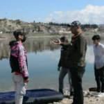 Denizli&rsquo;de gen&ccedil;ler adrenalin olsun diye şişme yatakla baraj g&ouml;l&uuml;ne girdiler