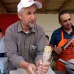 M&uuml;ezzinden camisine gelen &ouml;ğrencilere d&ouml;ner ikramı 