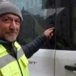 Resim tutkusunu ara&ccedil;ların tozlu camlarına yansıtıyor 