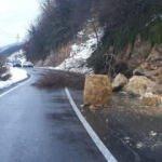 &Uuml;nye&rsquo;de toprak kaydı,  kaya par&ccedil;aları yola savruldu