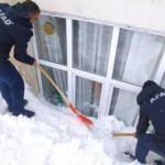 Bitlis’te kar kütlesi pencerelerini kırdı, AFAD yardıma koştu