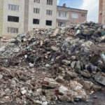 Elazığ&rsquo;da y&uuml;rekler ağza geldi! Yıkımına başlanan bina &ccedil;&ouml;kt&uuml;, son anda kurtuldu