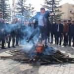 Hakkari&rsquo;de renkli nevruz kutlaması, Vali Akbıyık ateşin &uuml;zerinden atladı