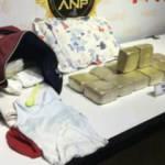 Kucağındaki bebeğin &ccedil;antasında 7 kilo eroin ele ge&ccedil;irildi