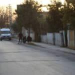 Polisten ka&ccedil;an otomobilden yol konerına el bombası atıldı